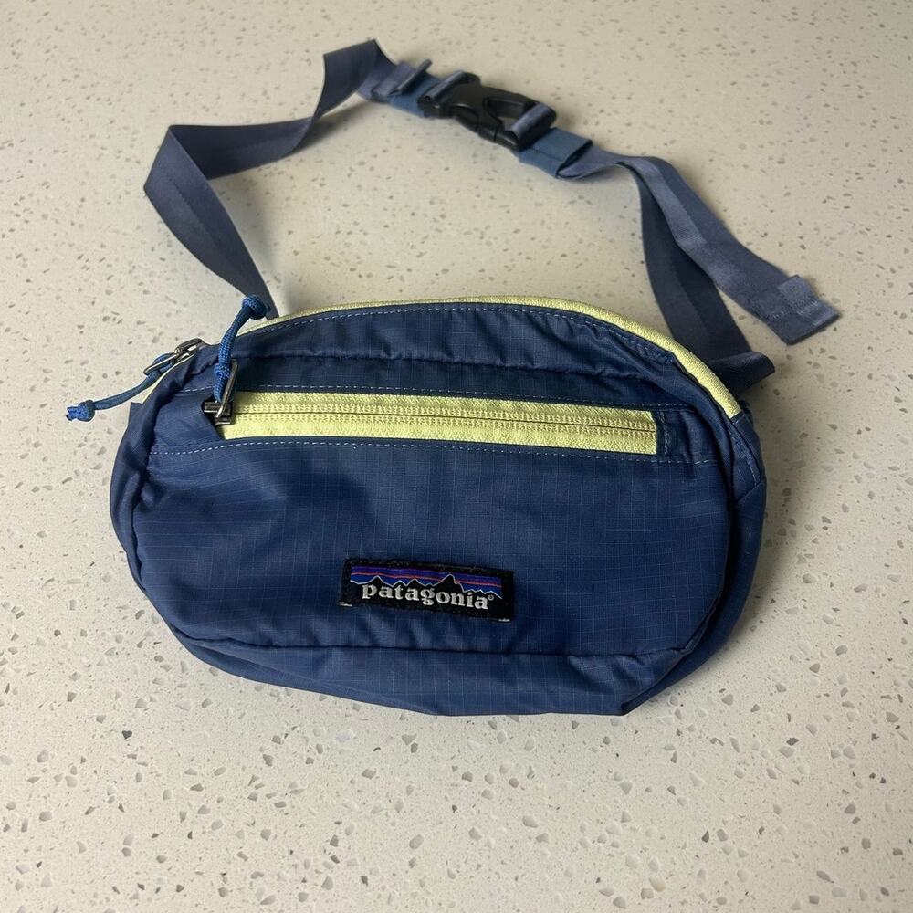 Patagonia Navy Blue 
Ultralight Black Hole Mini Hip Pack